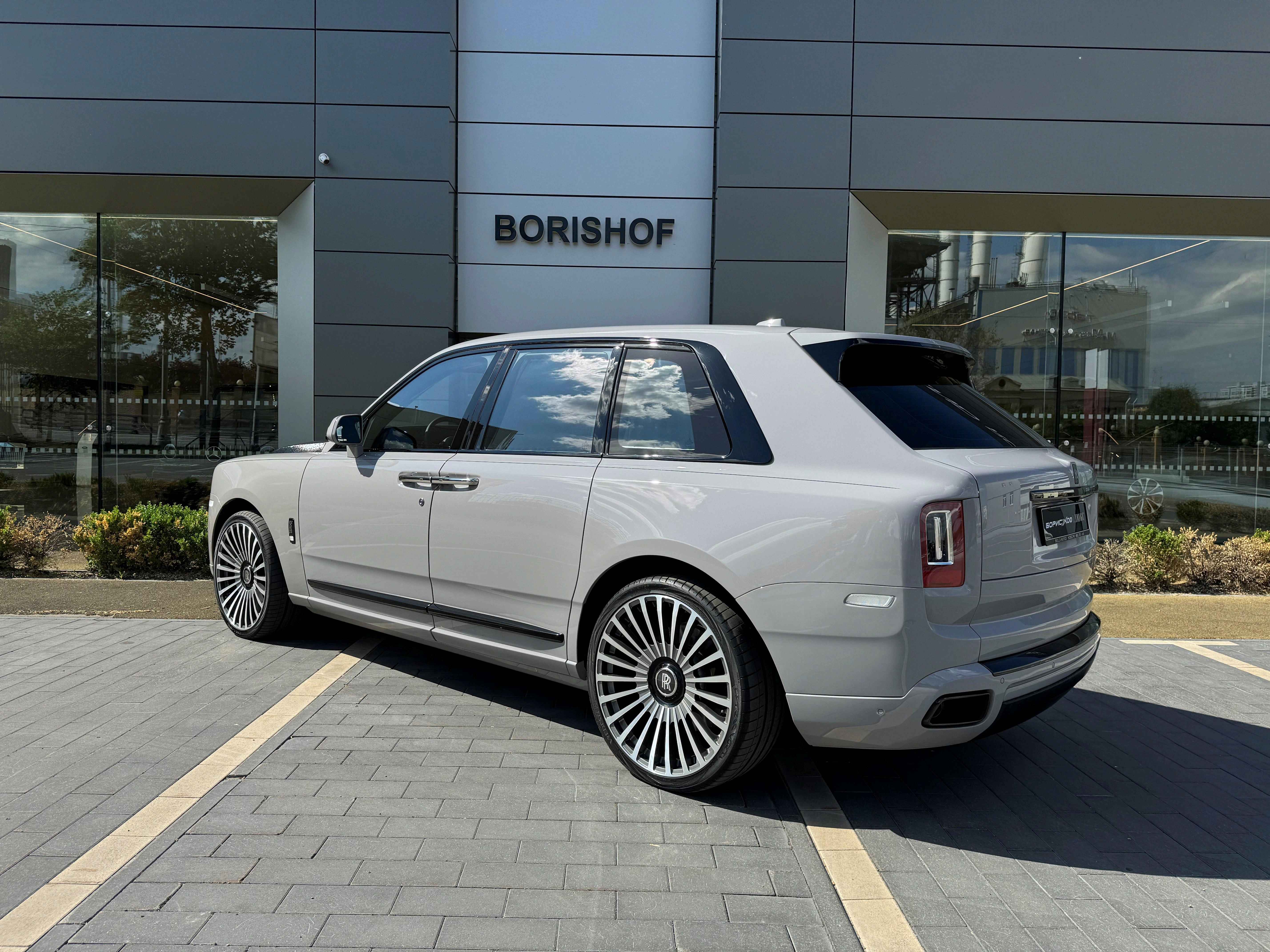 Rolls-Royce Cullinan Black Badge 2021 год <br>Tempest Grey 