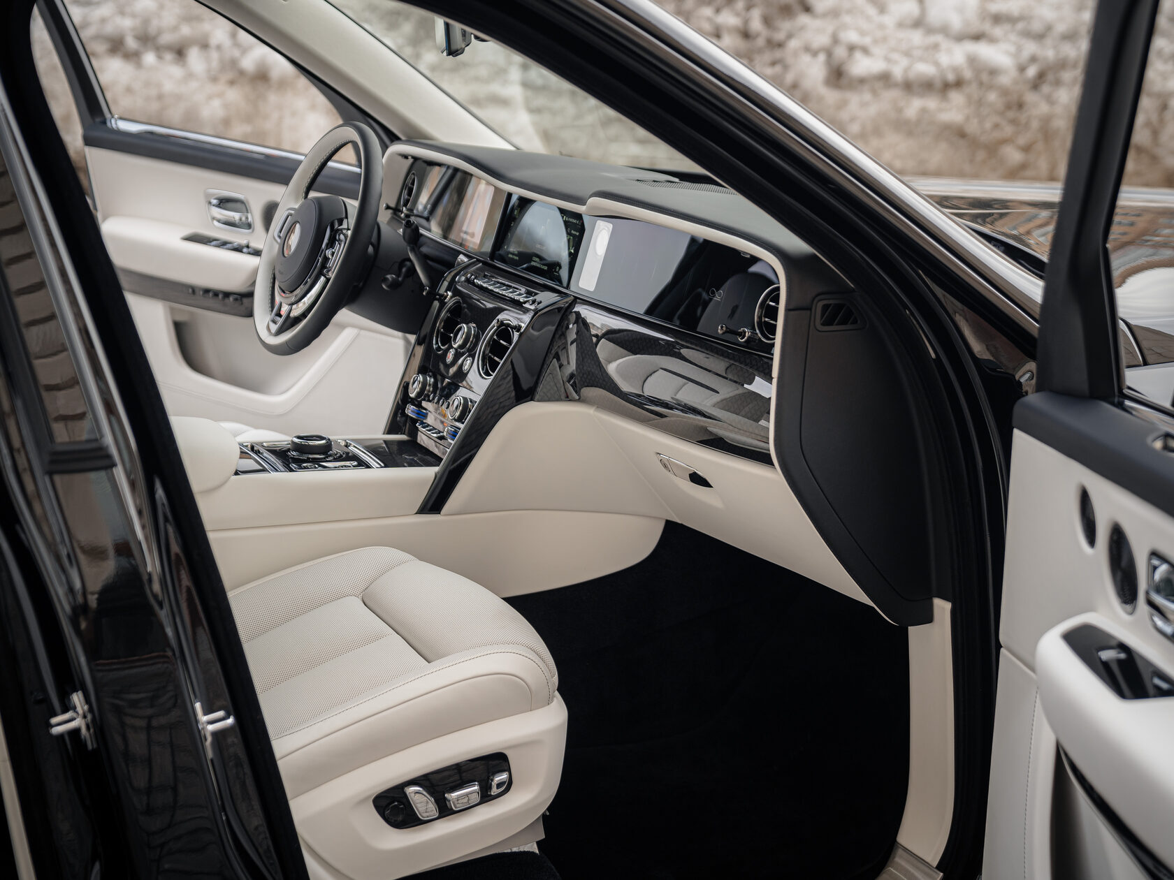 Rolls-Royce Cullinan Black Badge II  <br>Черный 
