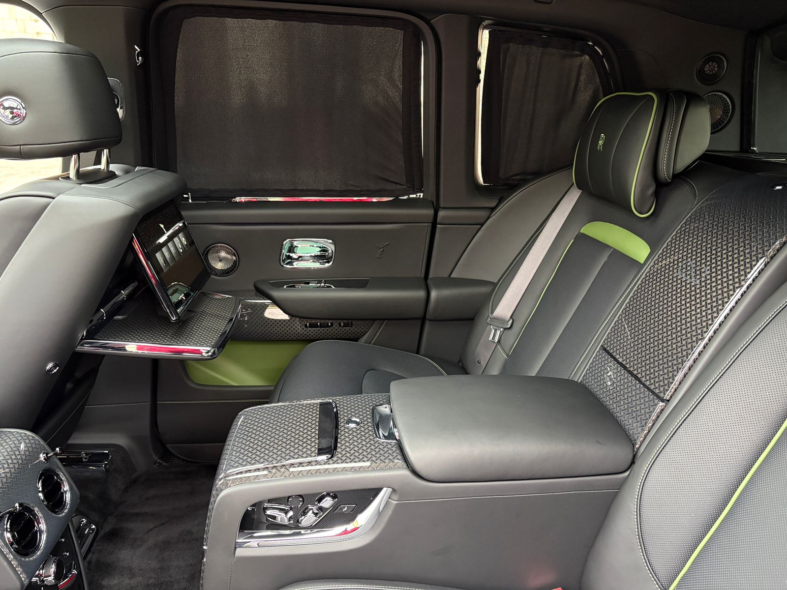 Rolls-Royce Cullinan Black Badge II  <br>Черный 