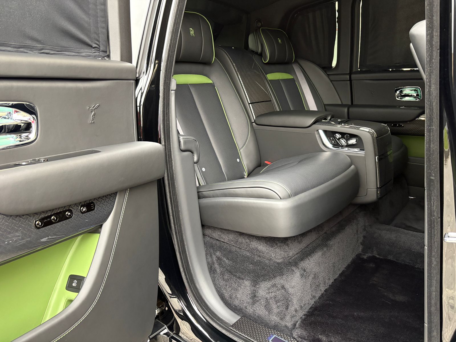 Rolls-Royce Cullinan Black Badge II  <br>Черный 