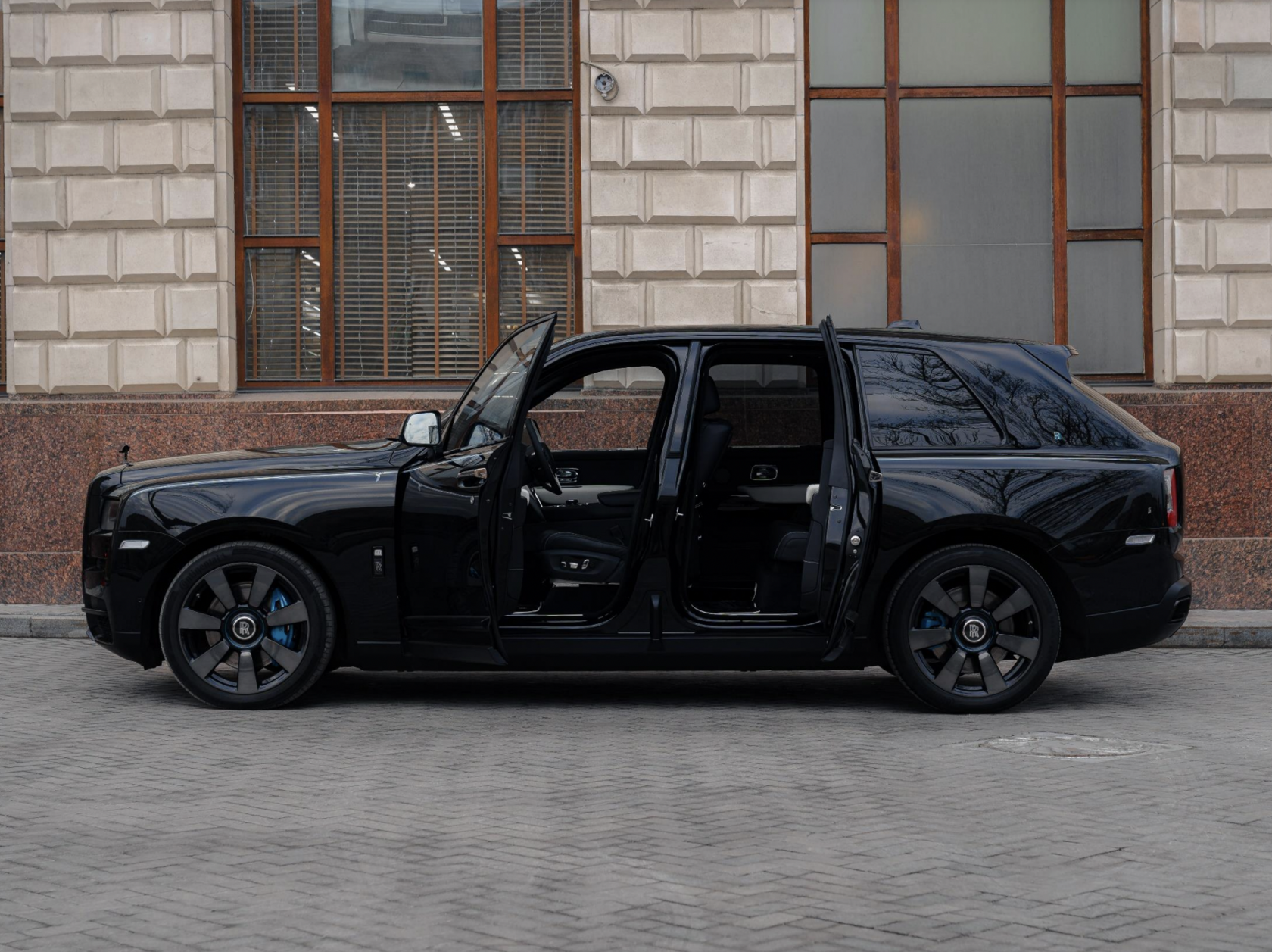 Rolls-Royce Cullinan  <br>Midnight Sapphire