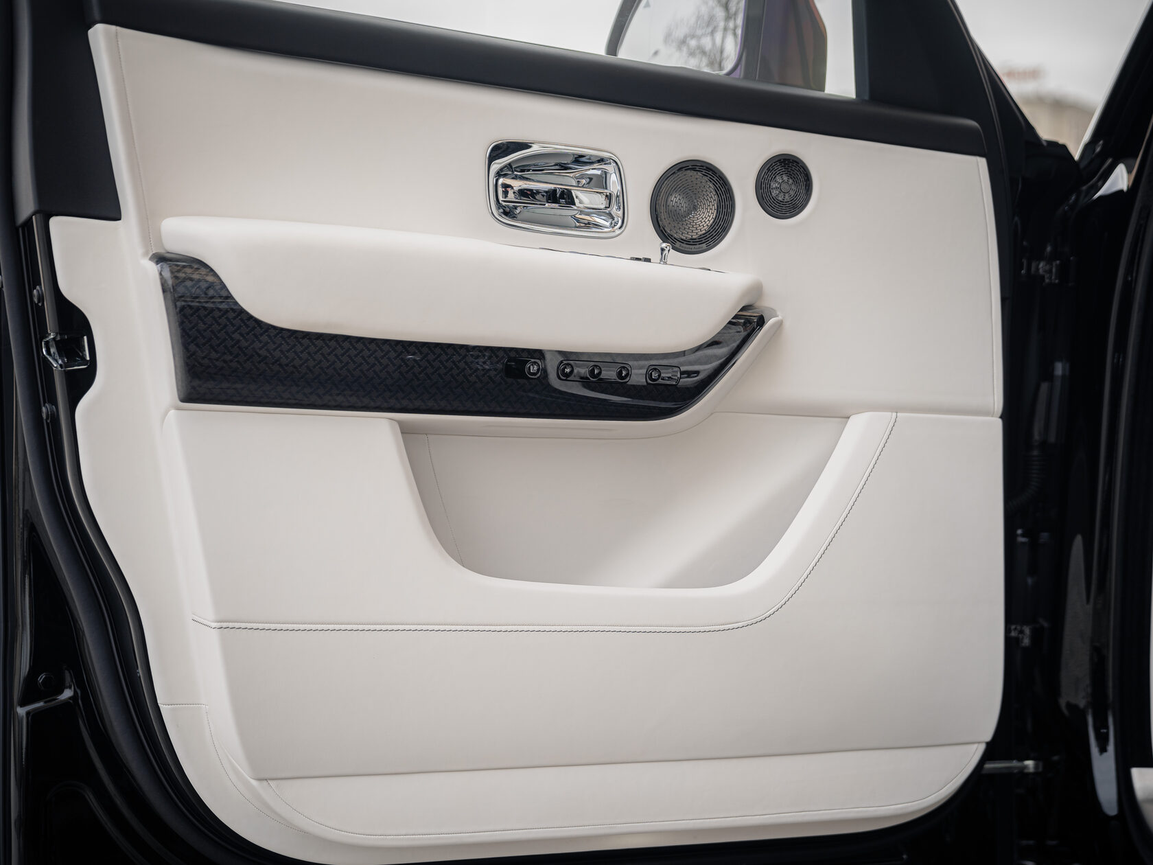 Rolls-Royce Cullinan Black Badge II  <br>Черный 