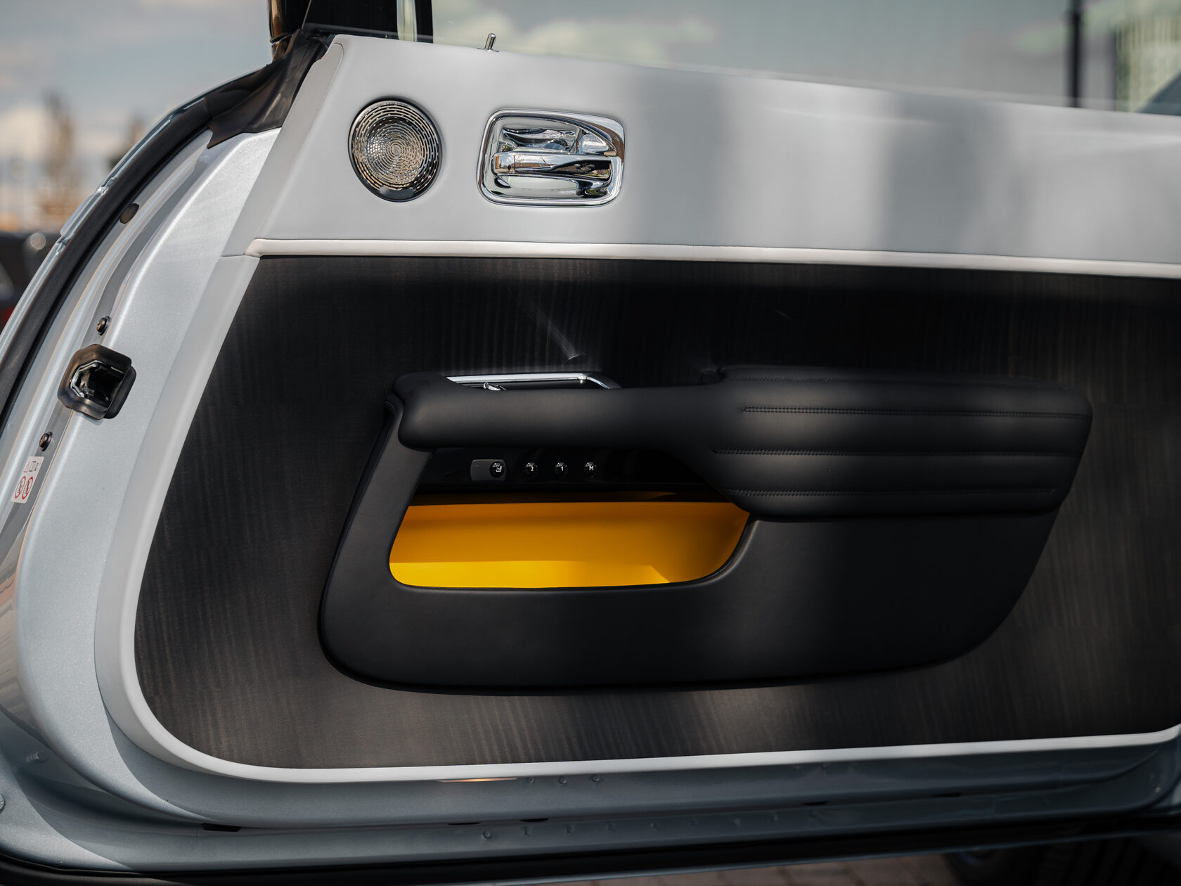 Rolls-Royce Wraith Black Badge Landspeed Collection  <br>Черный/ Небесноголубой