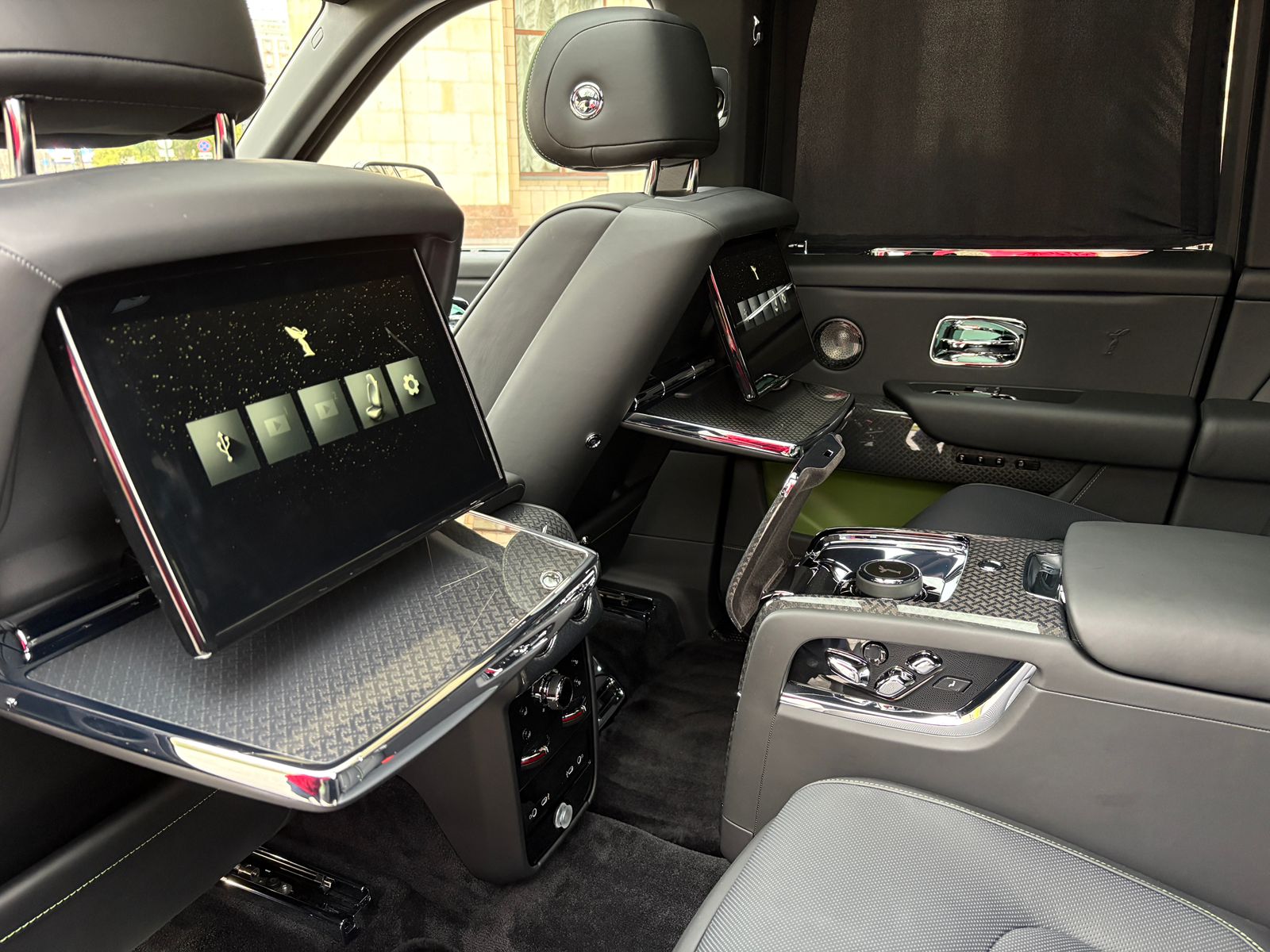 Rolls-Royce Cullinan Black Badge II  <br>Черный 