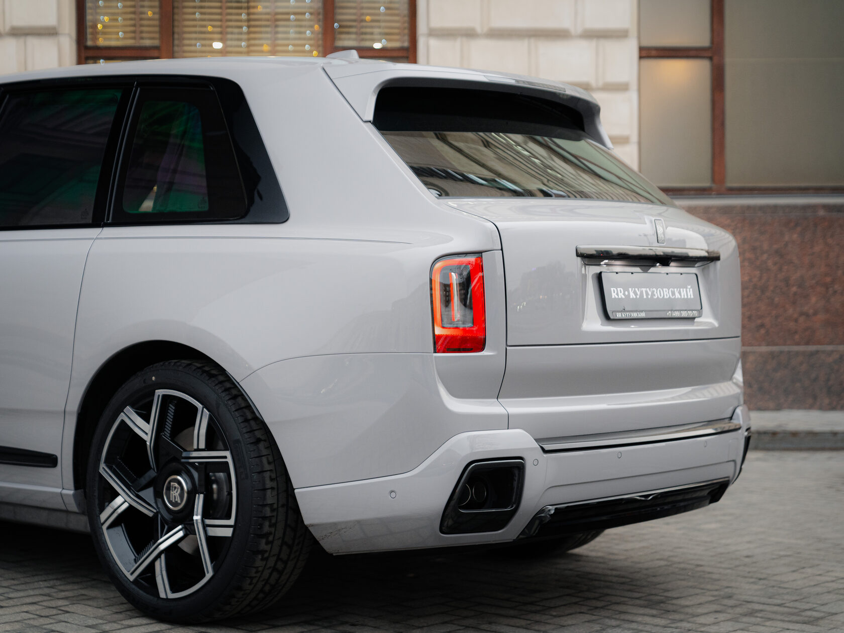 Rolls-Royce Cullinan Black Badge II  <br>Серый 