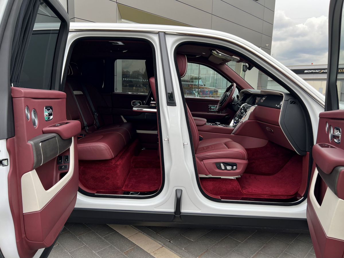 Rolls-Royce Cullinan, I 2019 год <br>Белый
