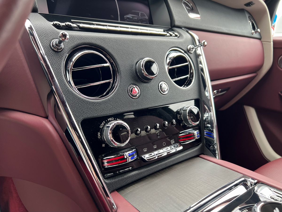 Rolls-Royce Cullinan, I 2019 год <br>Белый