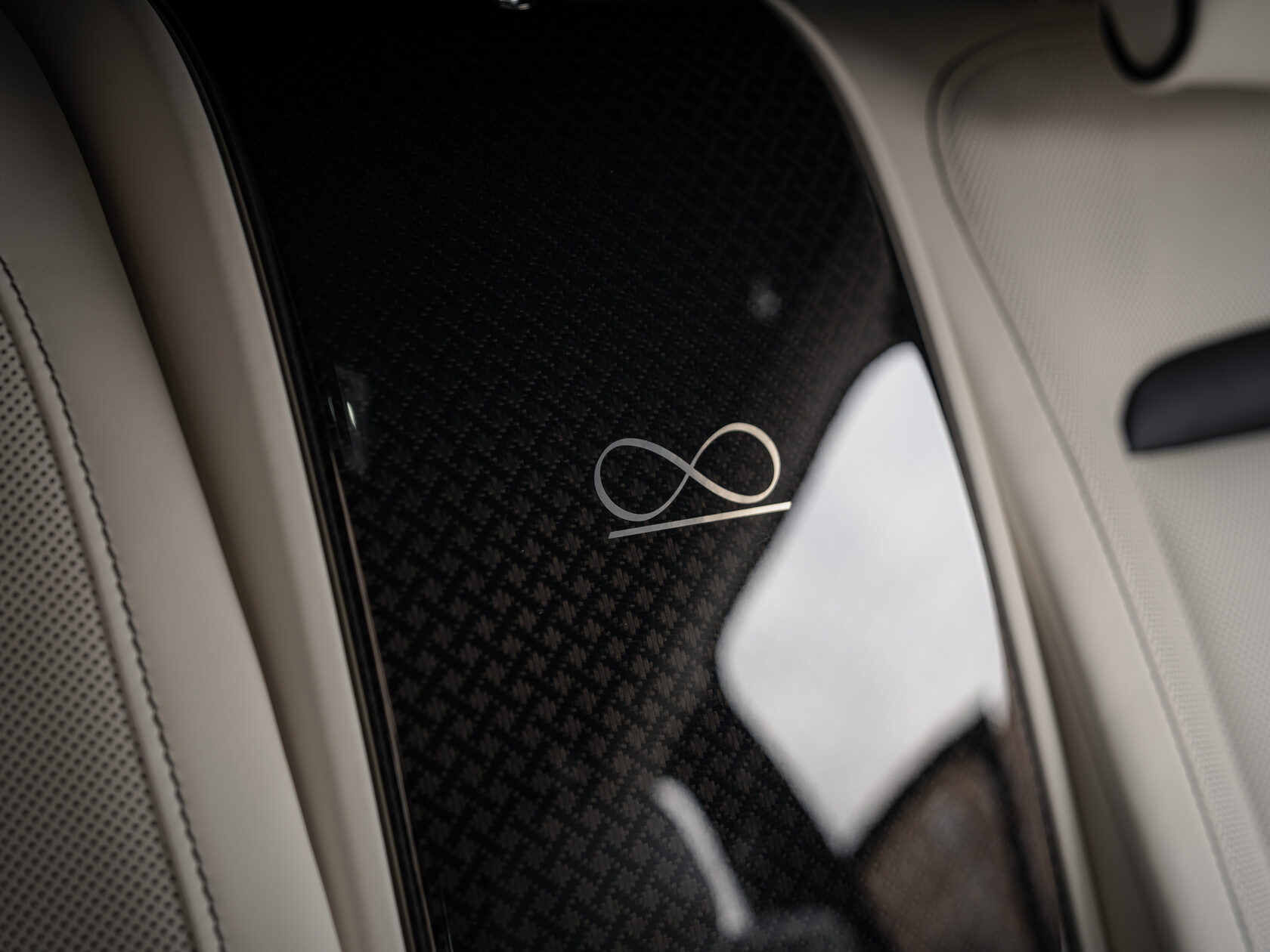 Rolls-Royce Cullinan Black Badge II  <br>Черный 