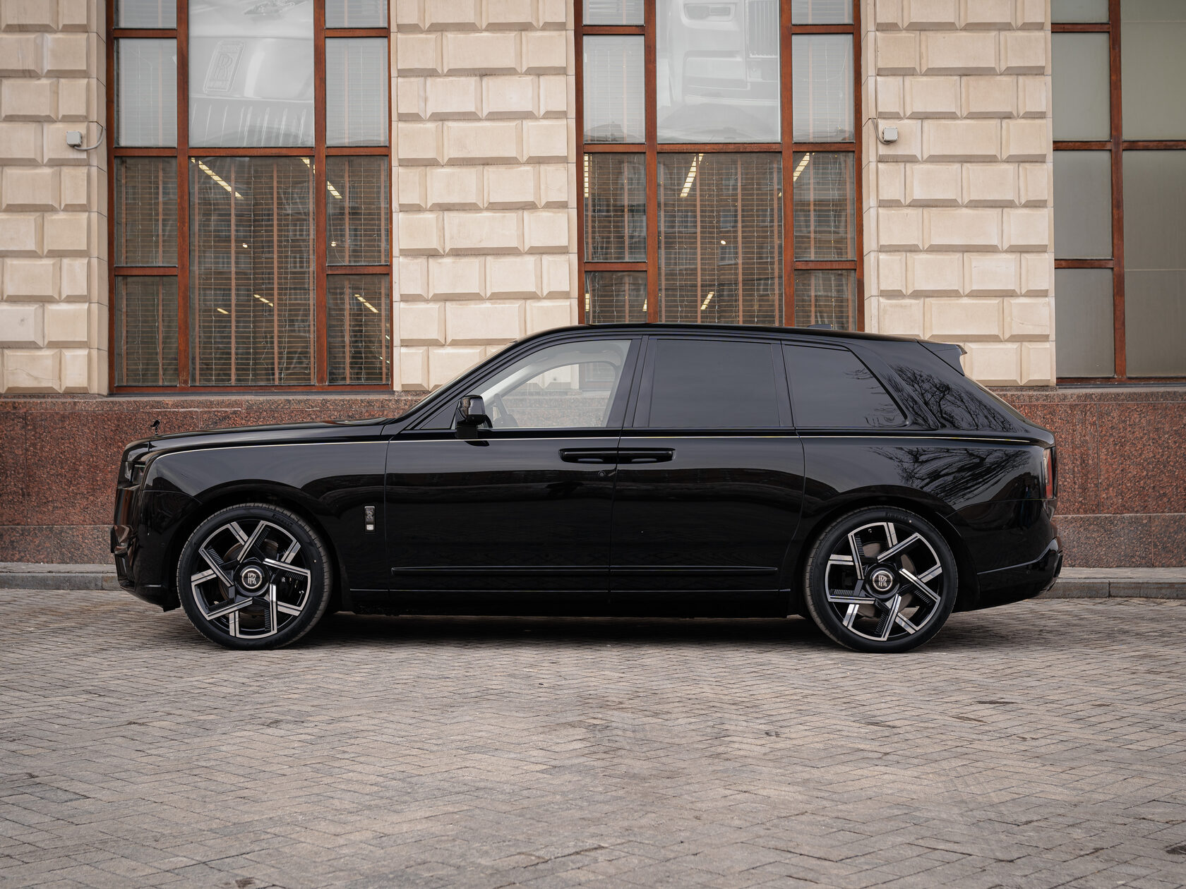 Rolls-Royce Cullinan Black Badge II  <br>Черный 