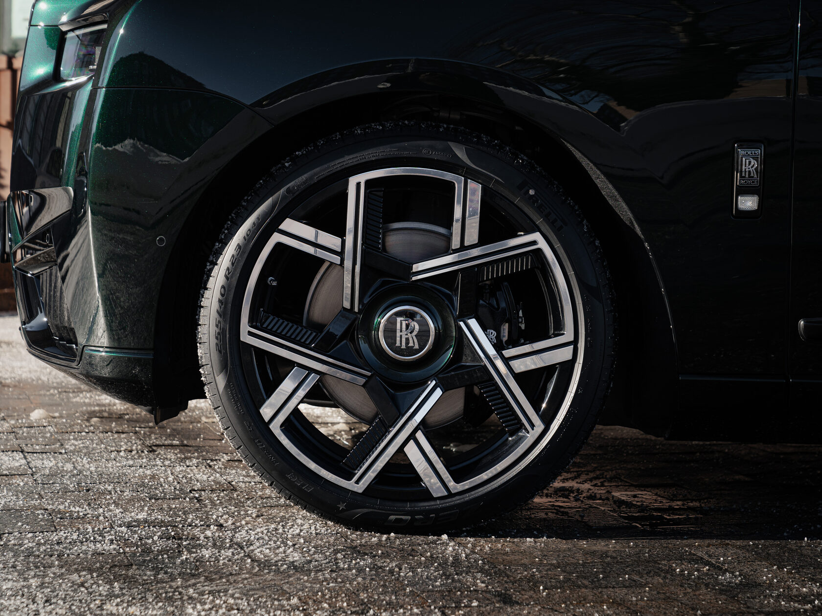 Rolls-Royce Cullinan Black Badge II  <br>Зелёный 