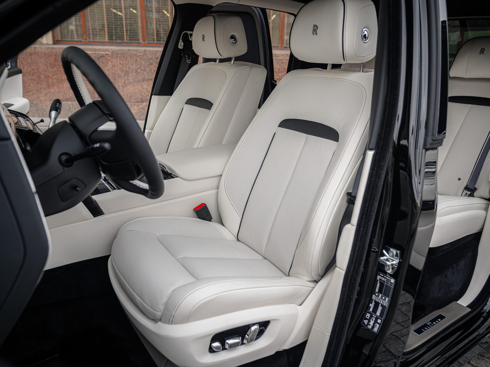 Rolls-Royce Cullinan Black Badge II  <br>Черный 