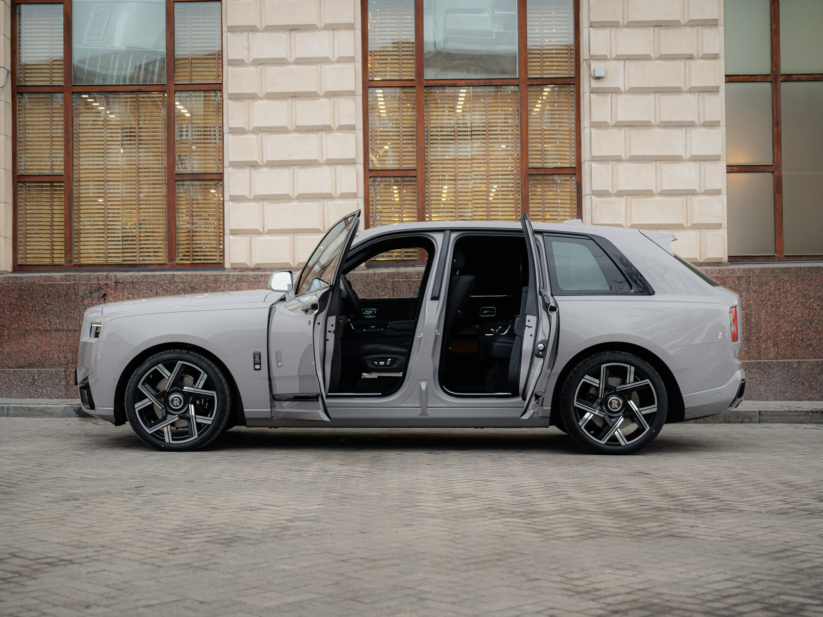 Rolls-Royce Cullinan Black Badge II  <br>Серый 