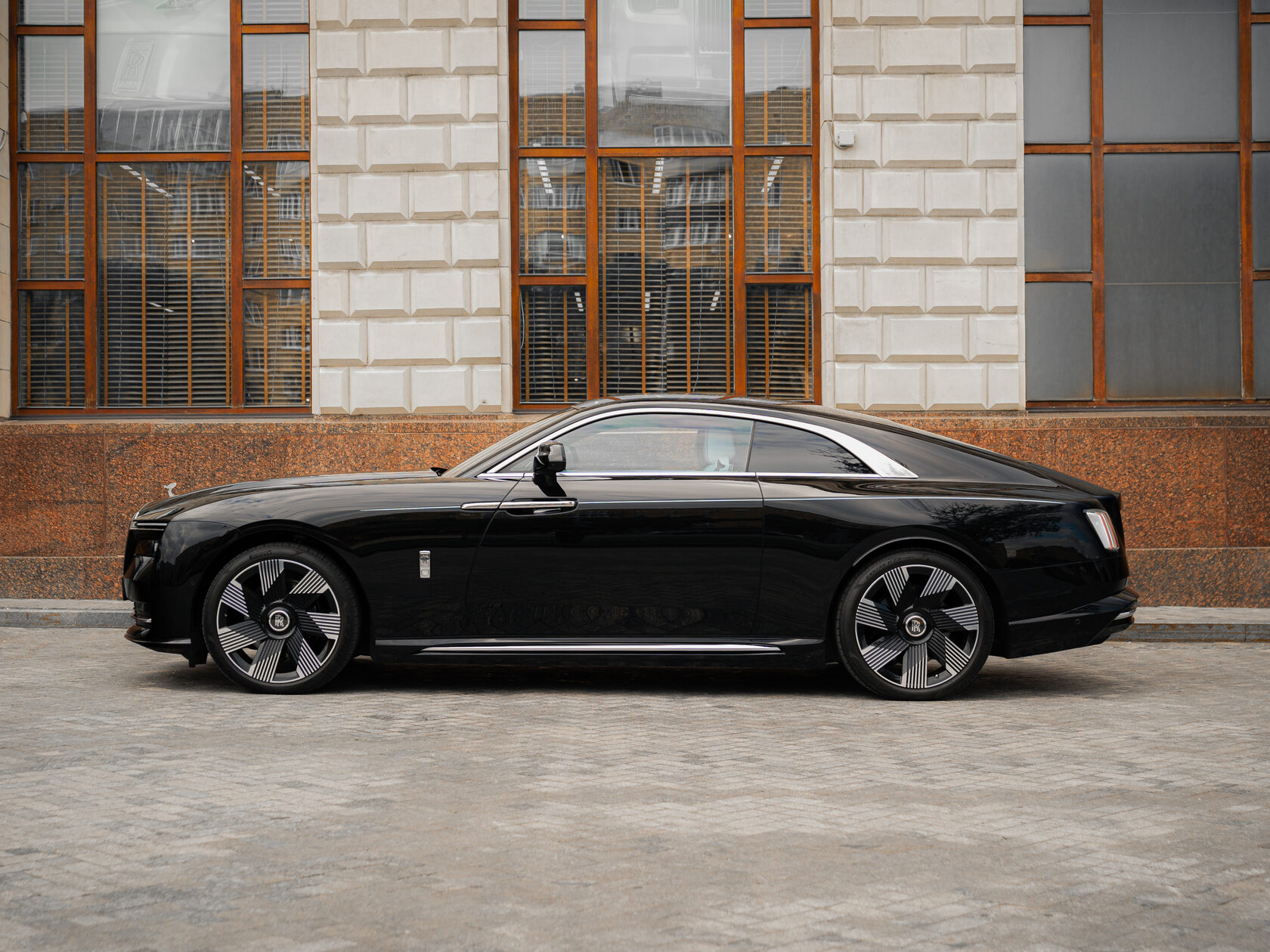 Rolls-Royce Spectre 2023 год <br>Black Diamond/ Черный