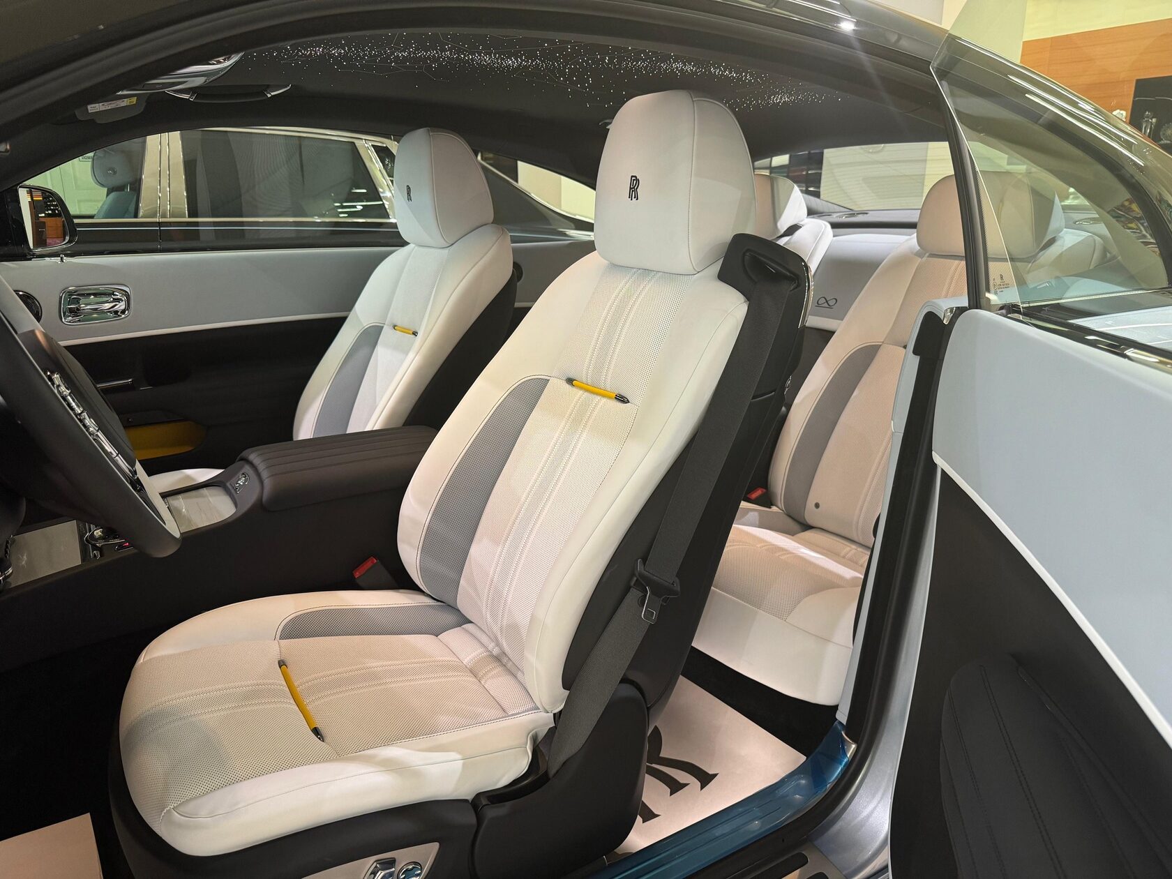 Rolls-Royce Wraith Black Badge Landspeed Collection  <br>Черный/ Небесноголубой