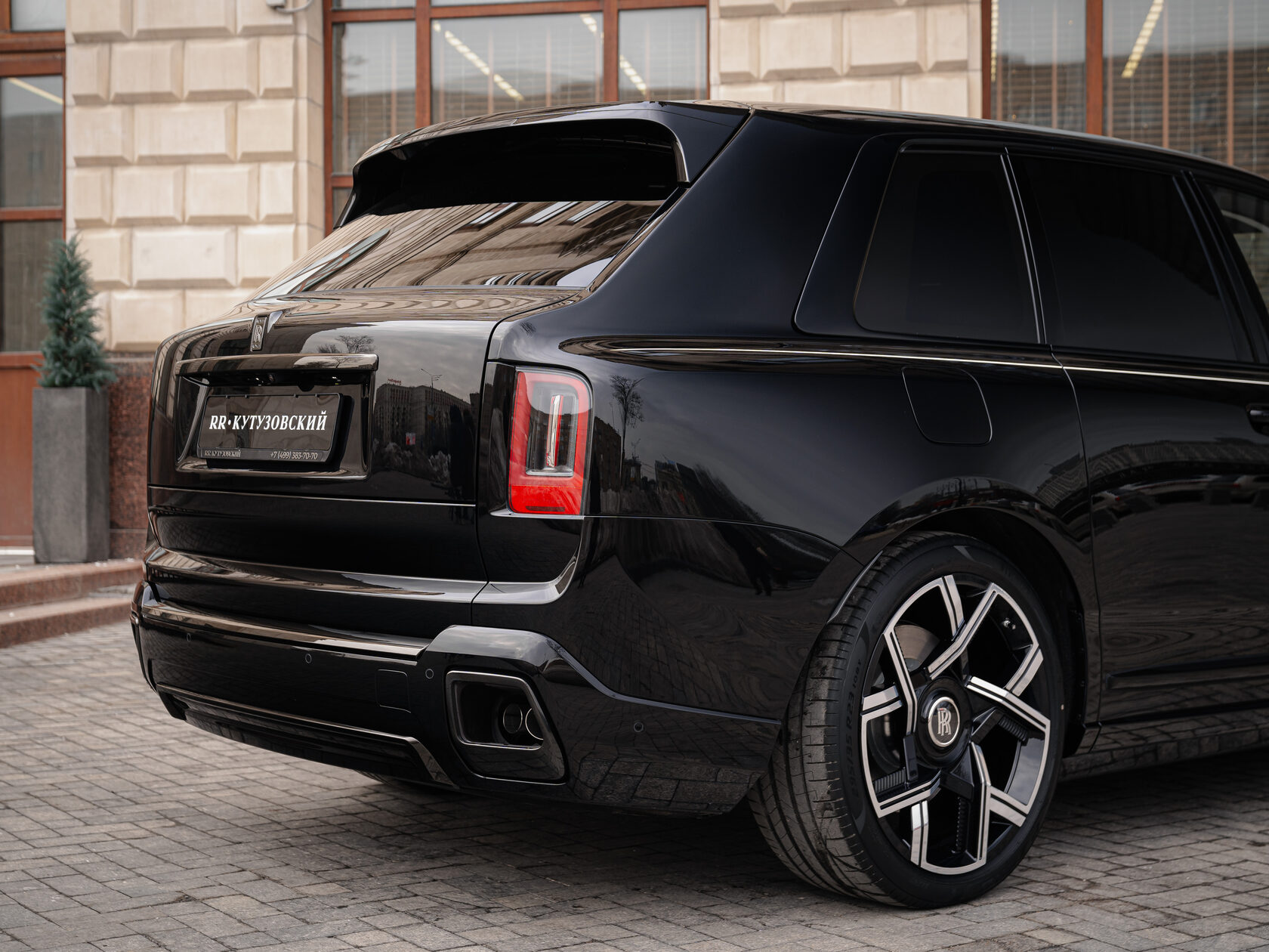 Rolls-Royce Cullinan Black Badge II  <br>Черный 