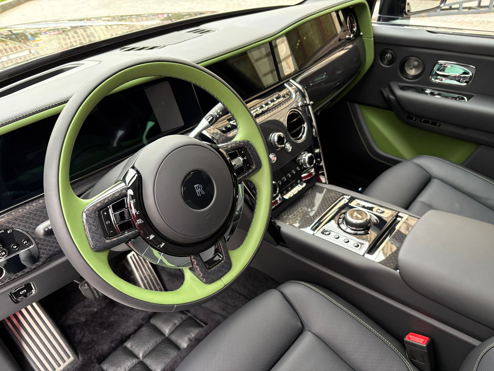 Rolls-Royce Cullinan Black Badge II  <br>Черный 