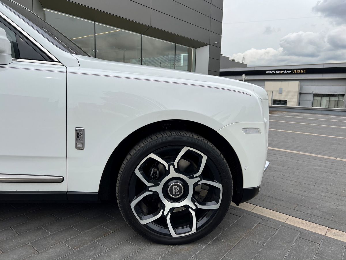 Rolls-Royce Cullinan, I 2019 год <br>Белый
