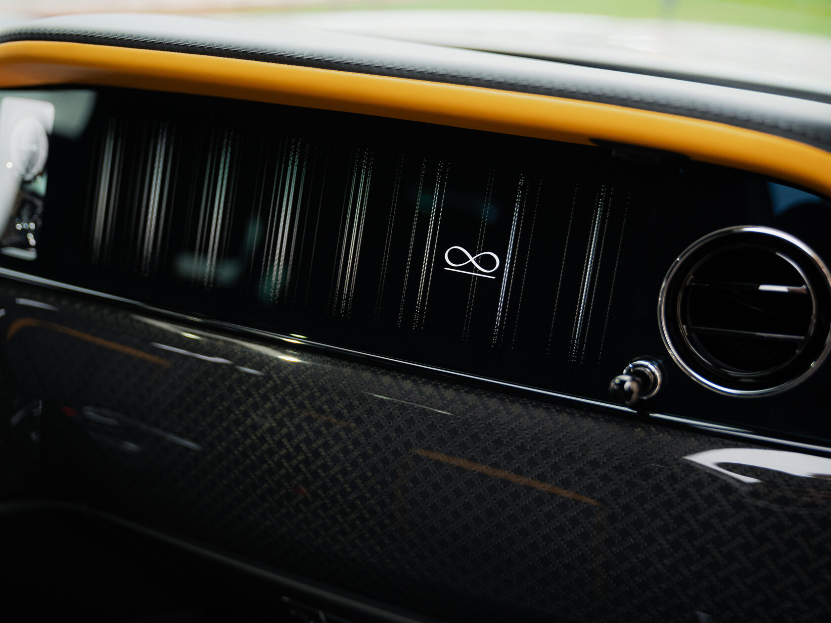 Rolls-Royce Cullinan Black Badge II  <br>Серый 