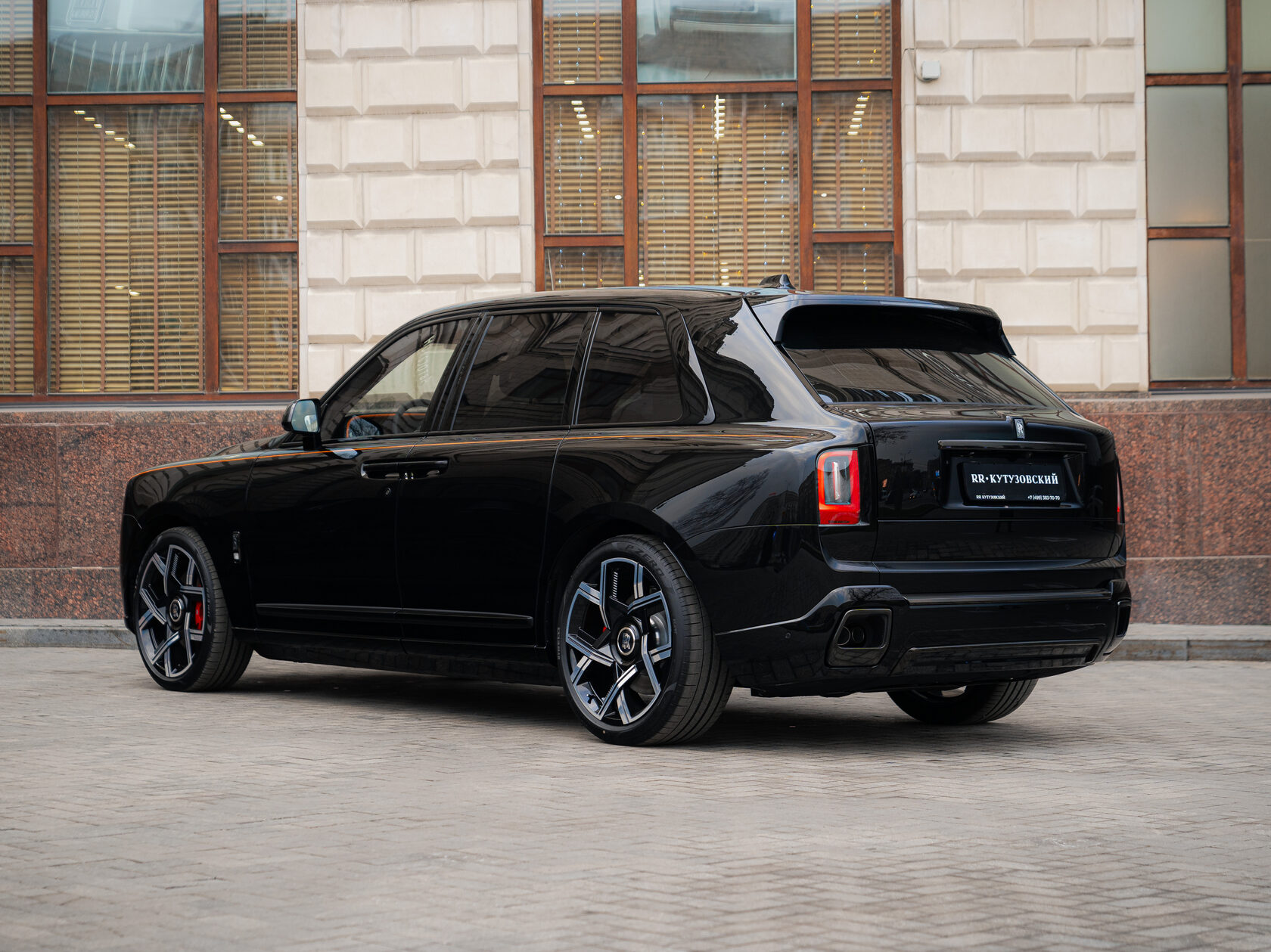 Rolls-Royce Cullinan Black Badge II  <br>Черный 