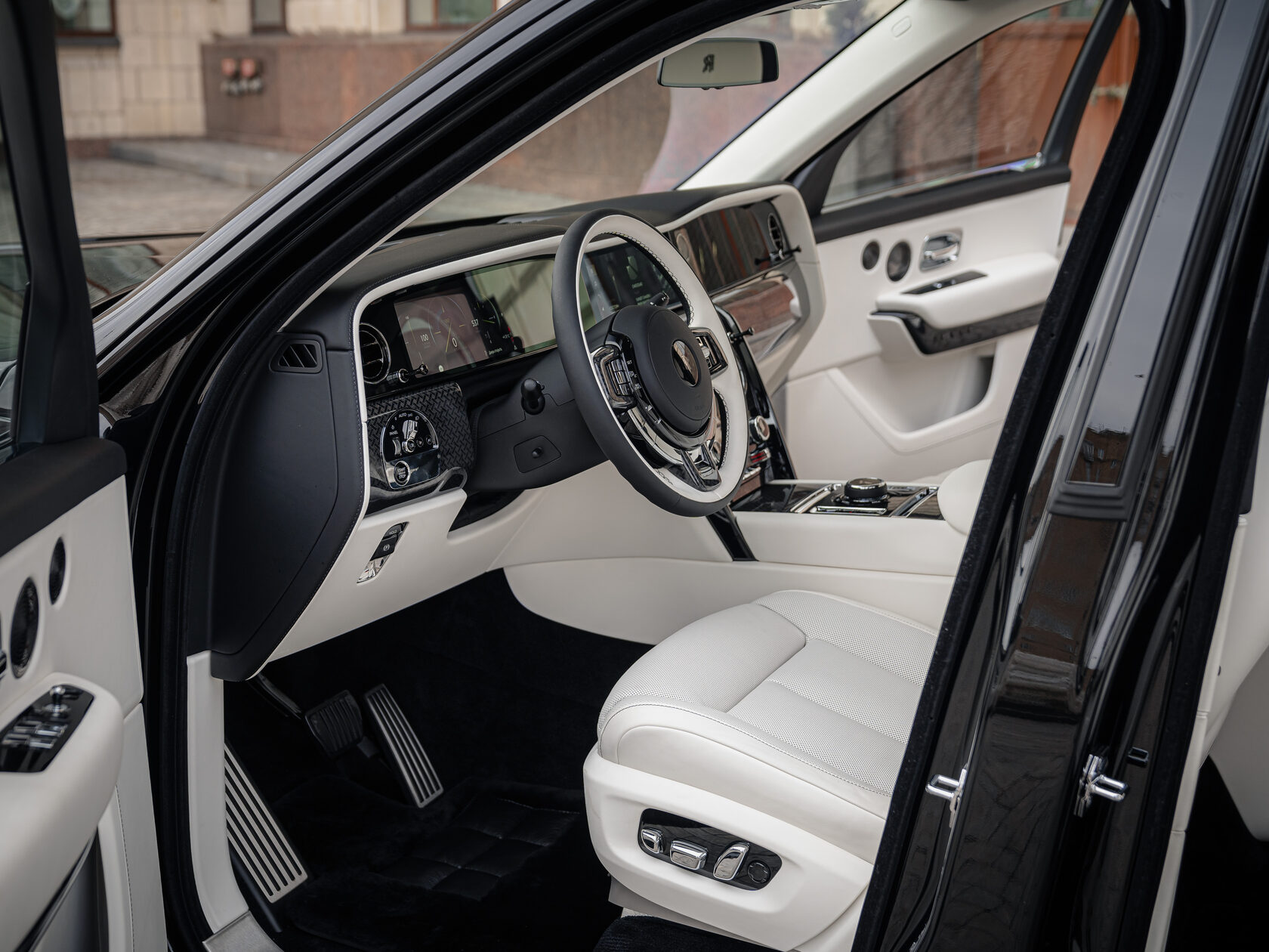 Rolls-Royce Cullinan Black Badge II  <br>Черный 