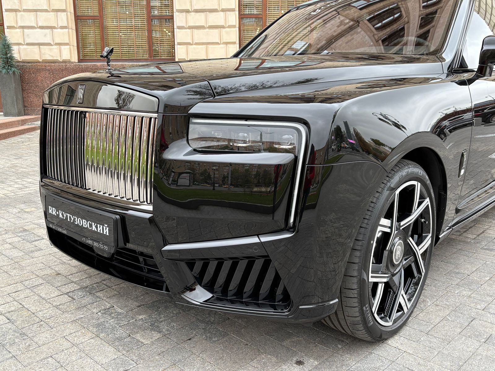 Rolls-Royce Cullinan Black Badge II  <br>Черный 