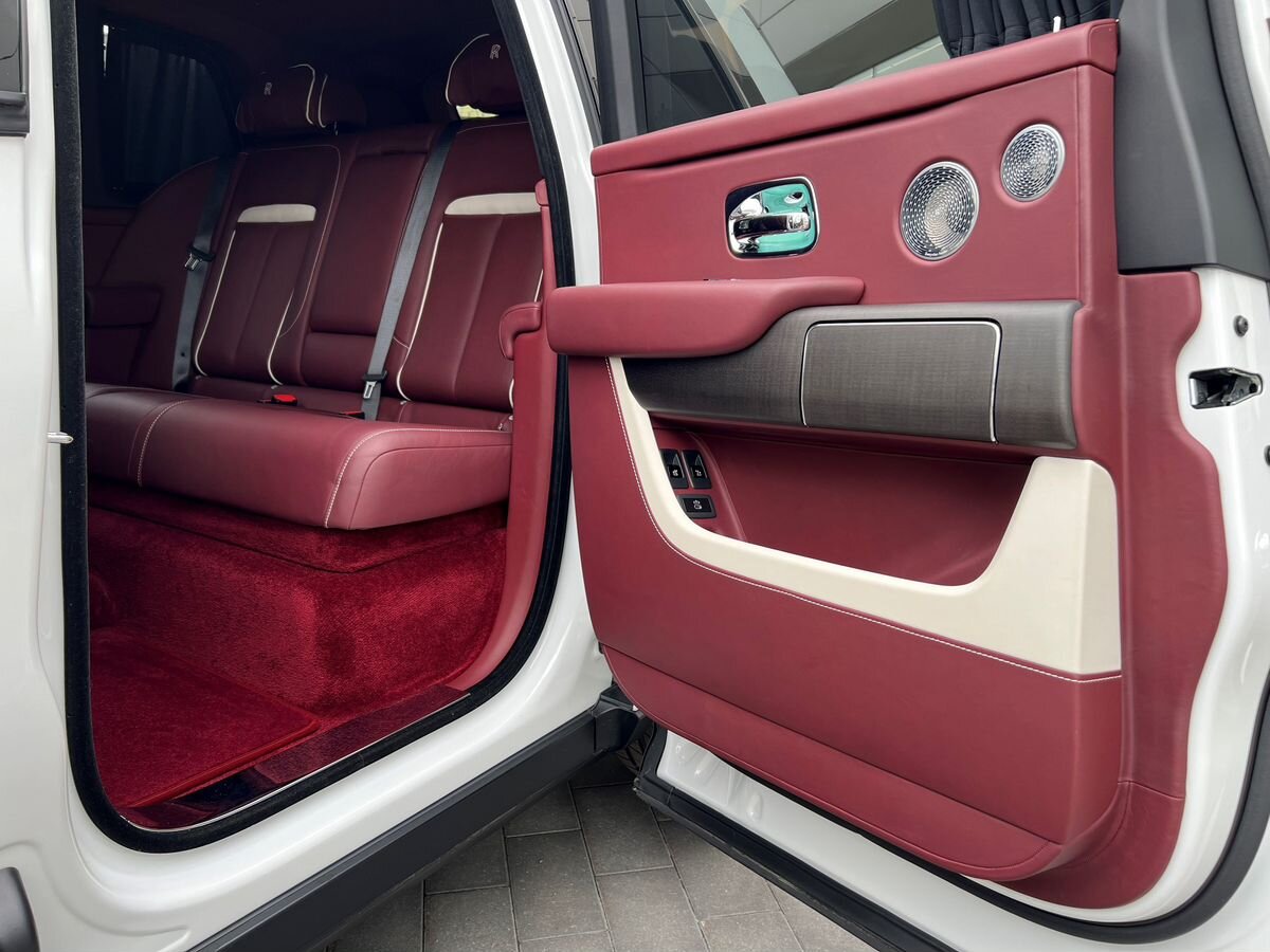 Rolls-Royce Cullinan, I 2019 год <br>Белый