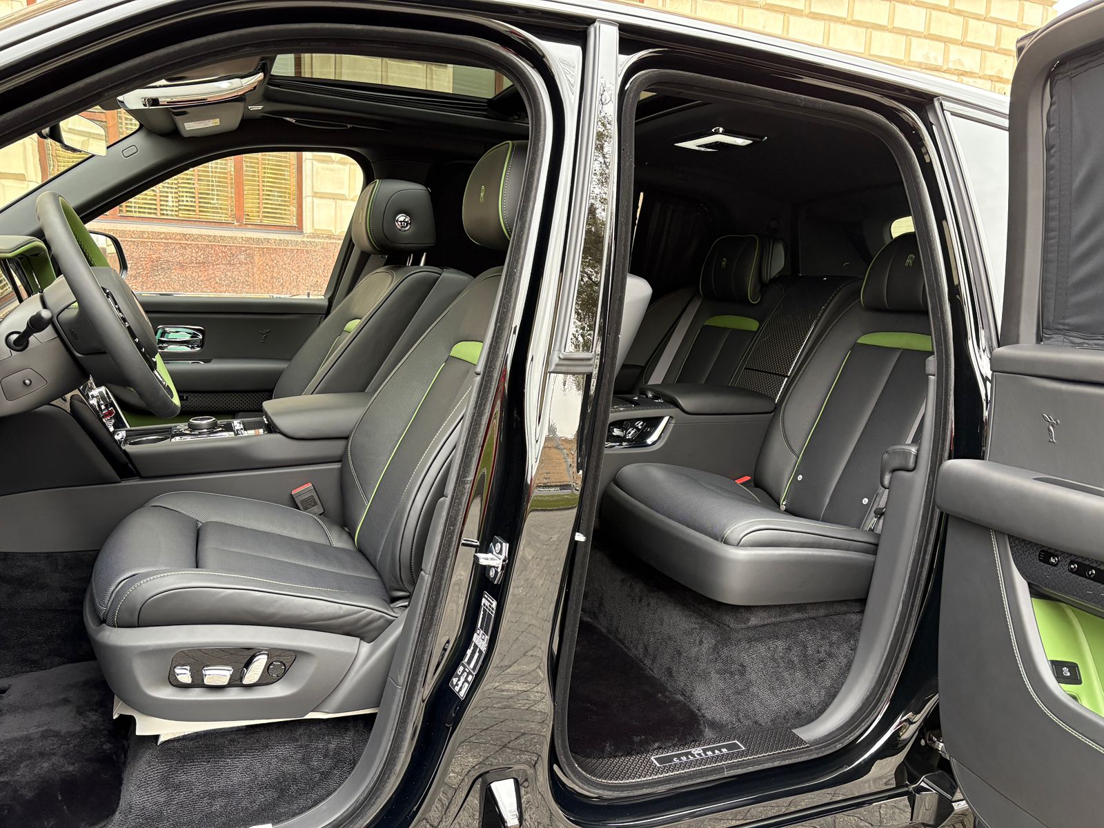 Rolls-Royce Cullinan Black Badge II  <br>Черный 