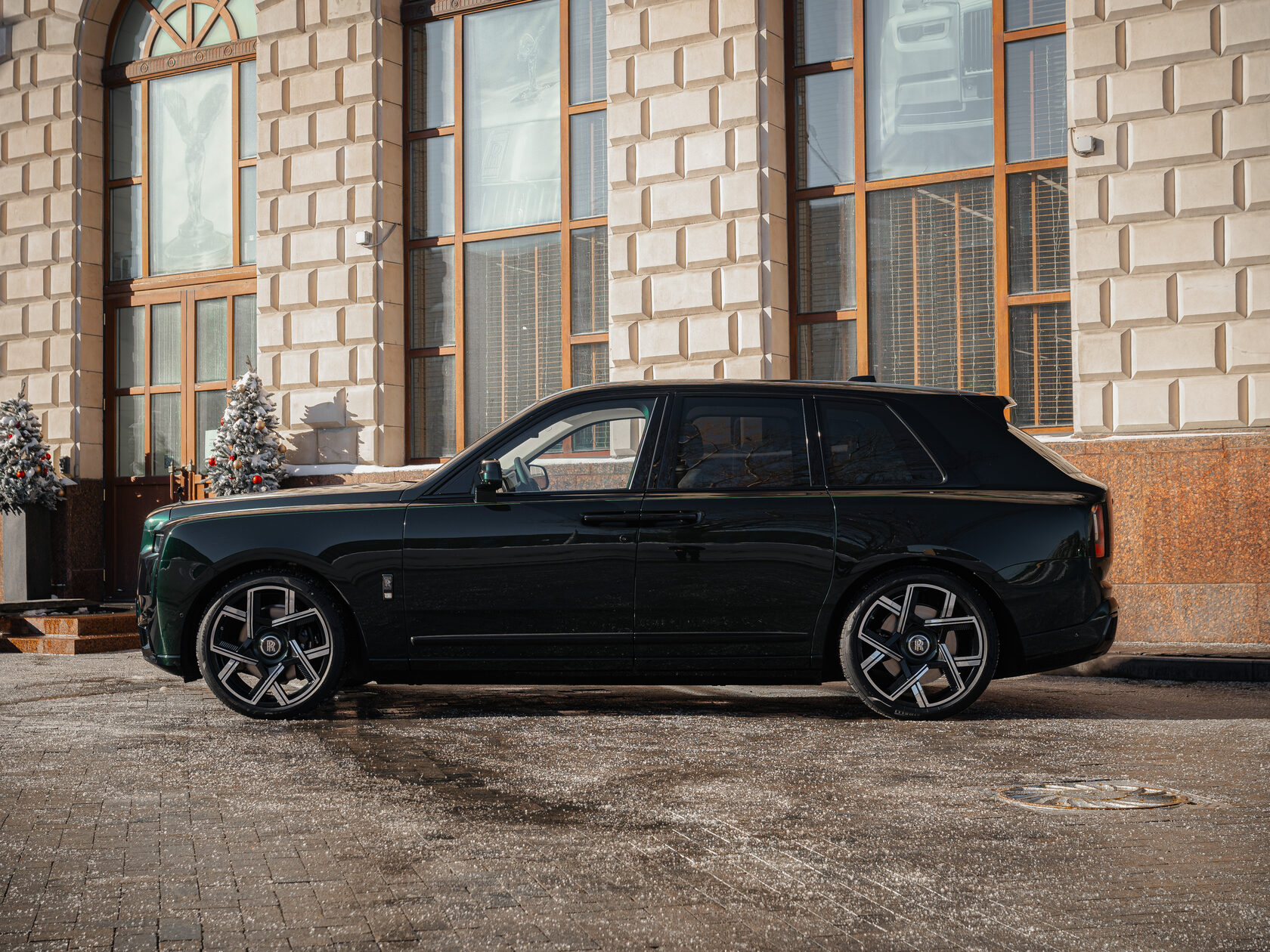 Rolls-Royce Cullinan Black Badge II  <br>Зелёный 
