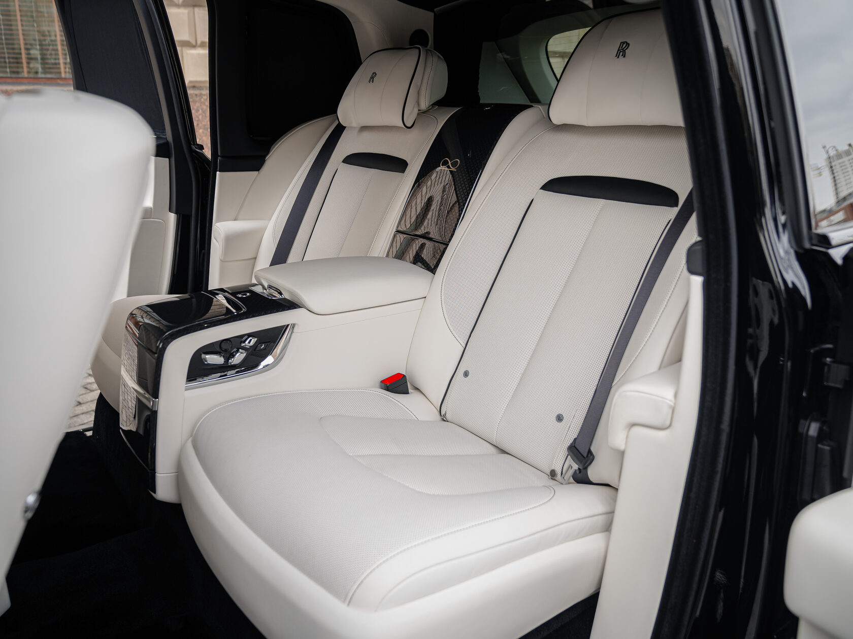 Rolls-Royce Cullinan Black Badge II  <br>Черный 