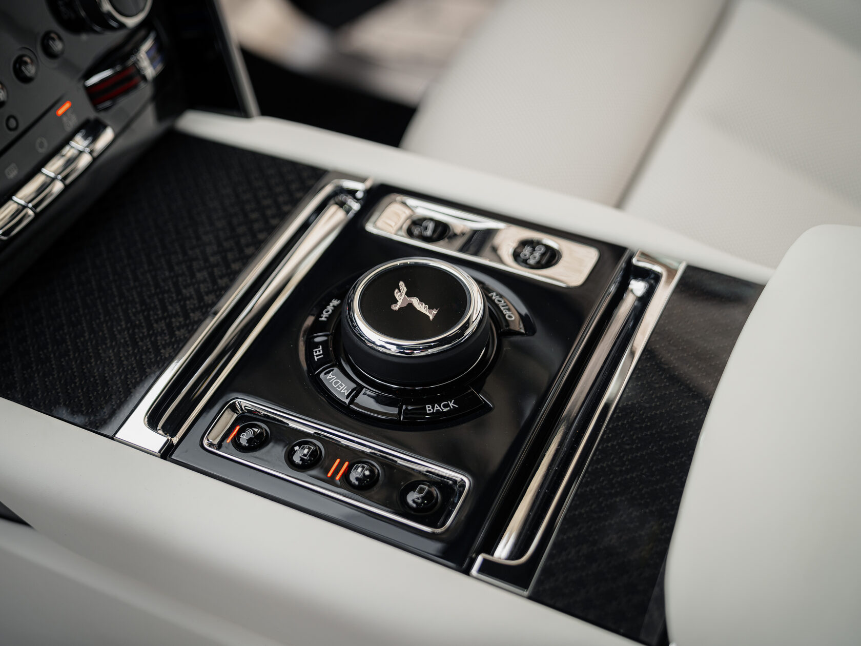 Rolls-Royce Cullinan Black Badge II  <br>Черный 