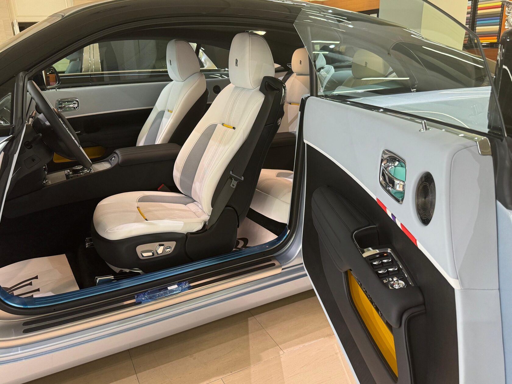 Rolls-Royce Wraith Black Badge Landspeed Collection  <br>Черный/ Небесноголубой