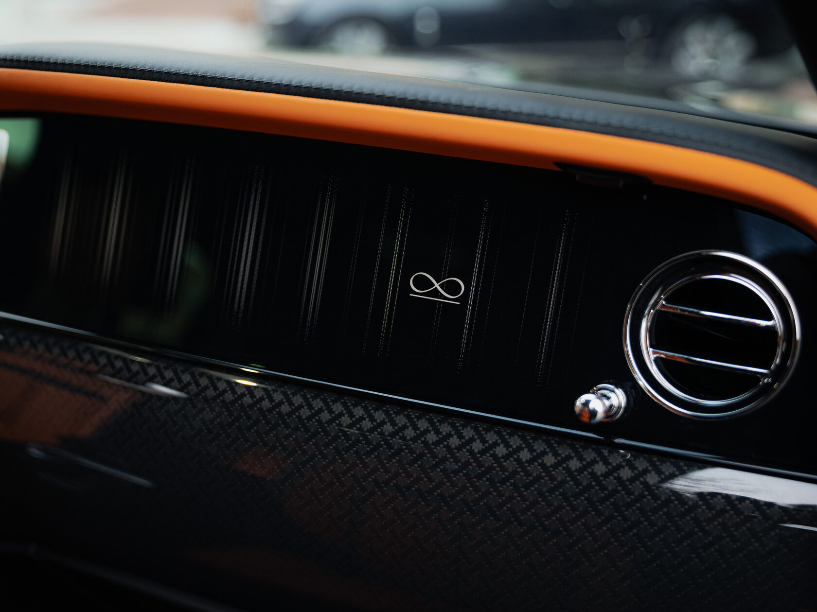 Rolls-Royce Cullinan Black Badge II  <br>Черный 