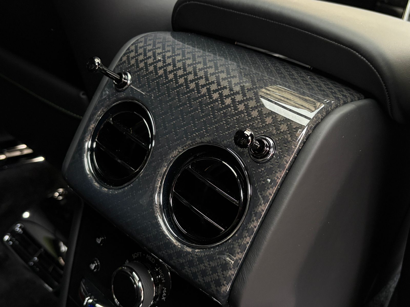 Rolls-Royce Cullinan Black Badge II  <br>Черный 