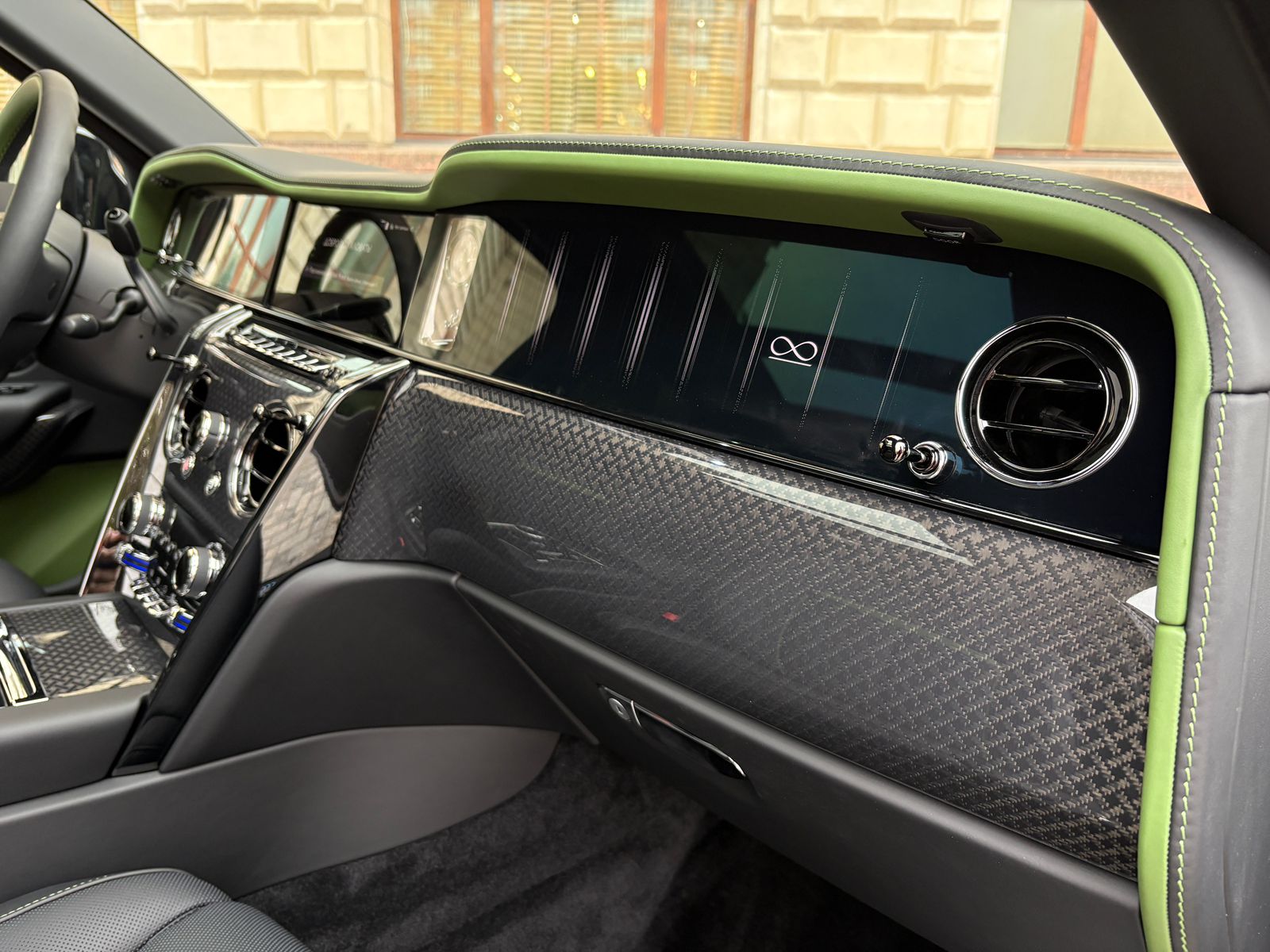 Rolls-Royce Cullinan Black Badge II  <br>Черный 