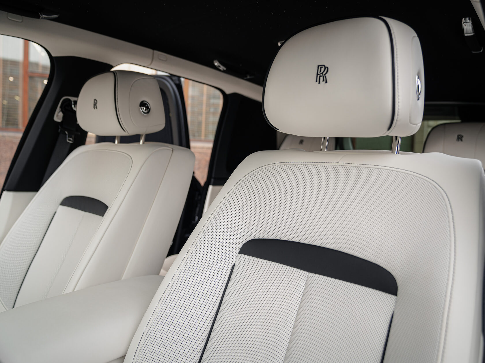 Rolls-Royce Cullinan Black Badge II  <br>Черный 