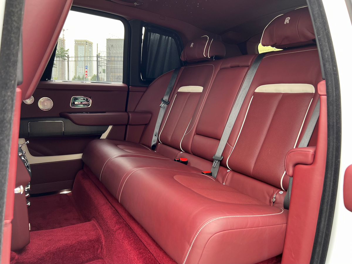 Rolls-Royce Cullinan, I 2019 год <br>Белый