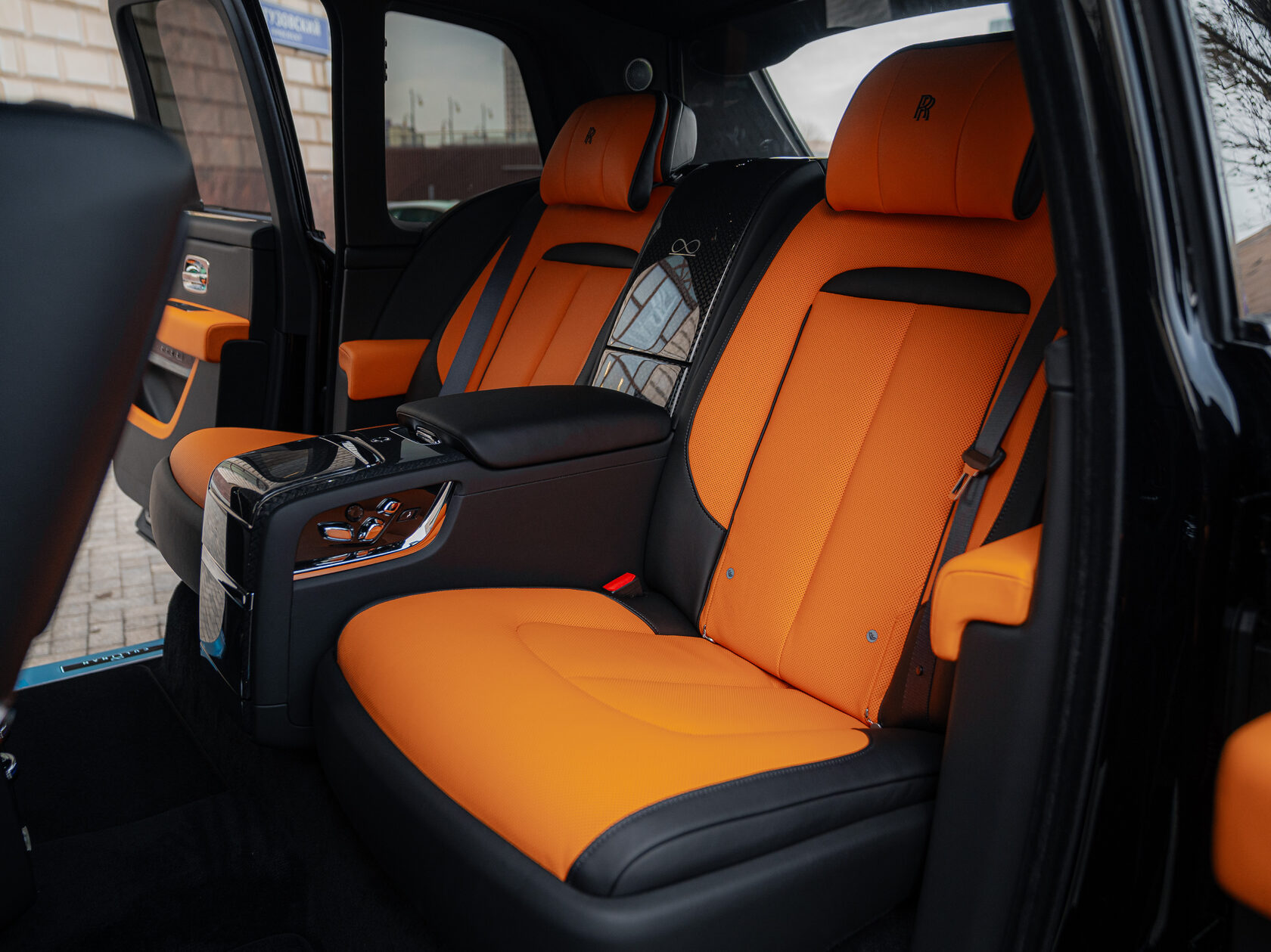 Rolls-Royce Cullinan Black Badge II  <br>Черный 