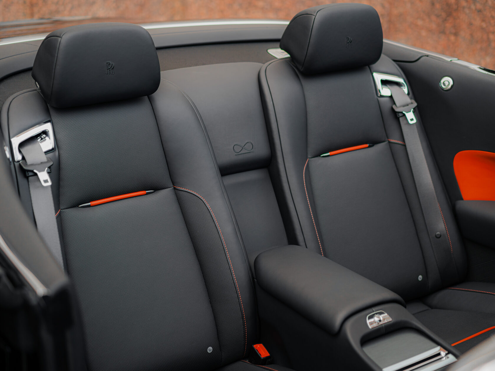 Rolls-Royce Black Badge Adamas  <br>Чёрный/Красный