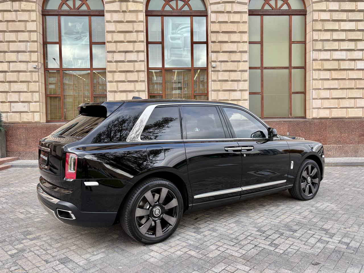 Rolls-Royce Cullinan 2019 год <br>Черный