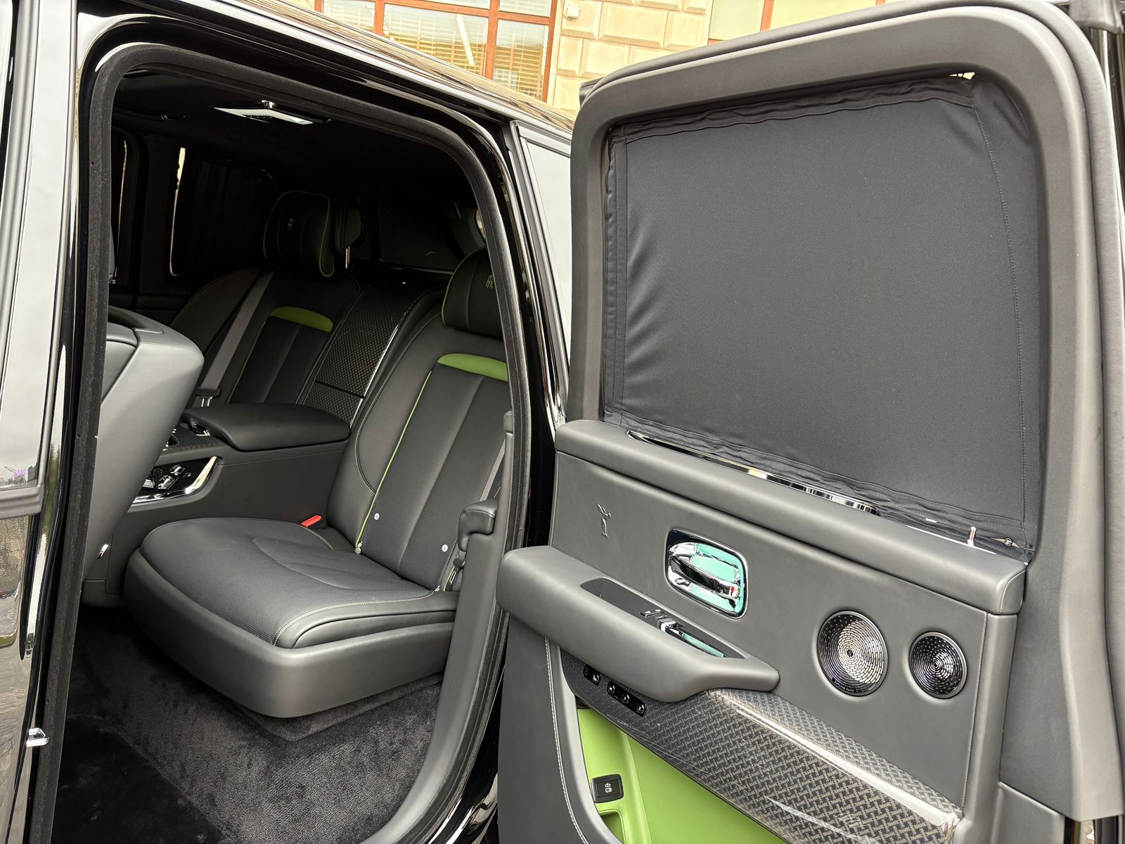 Rolls-Royce Cullinan Black Badge II  <br>Черный 
