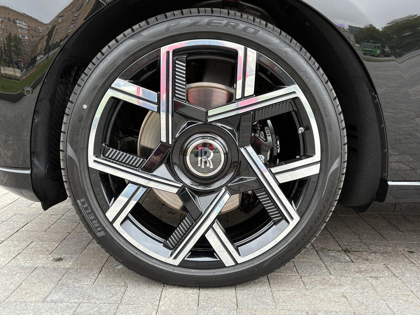 Rolls-Royce Cullinan Black Badge II  <br>Черный 