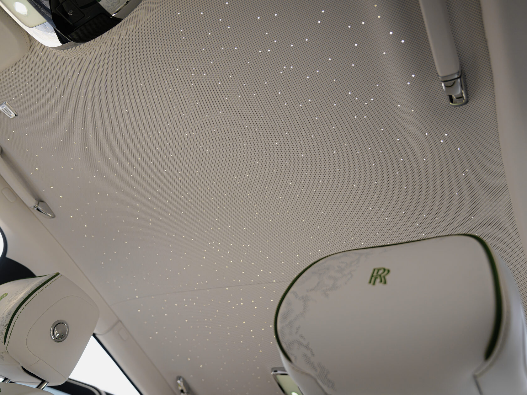 Rolls-Royce Cullinan Black Badge II  <br>Зелёный 