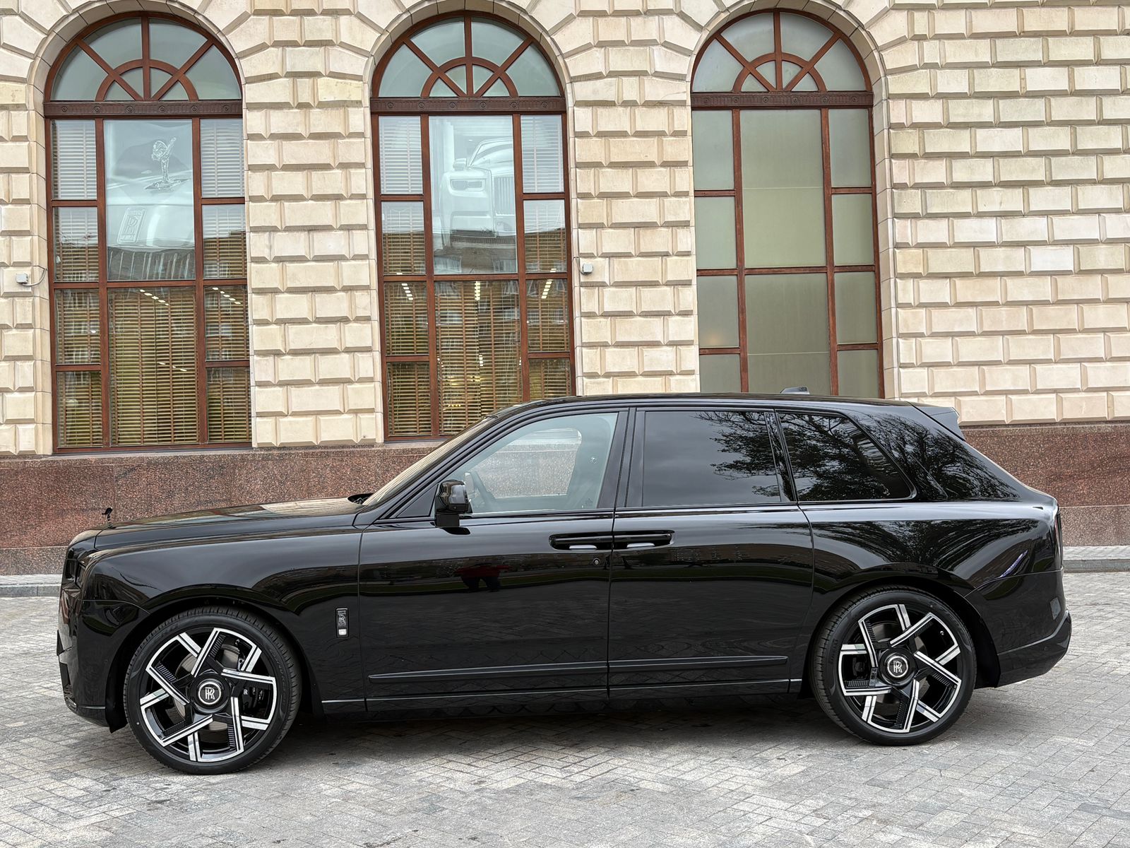 Rolls-Royce Cullinan Black Badge II  <br>Черный 