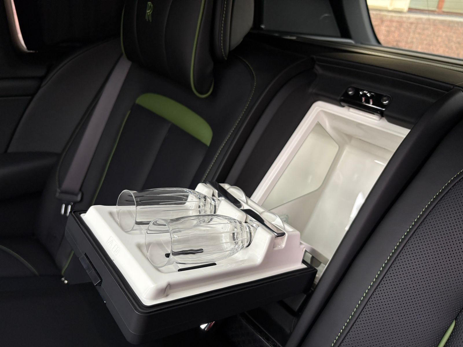Rolls-Royce Cullinan Black Badge II  <br>Черный 