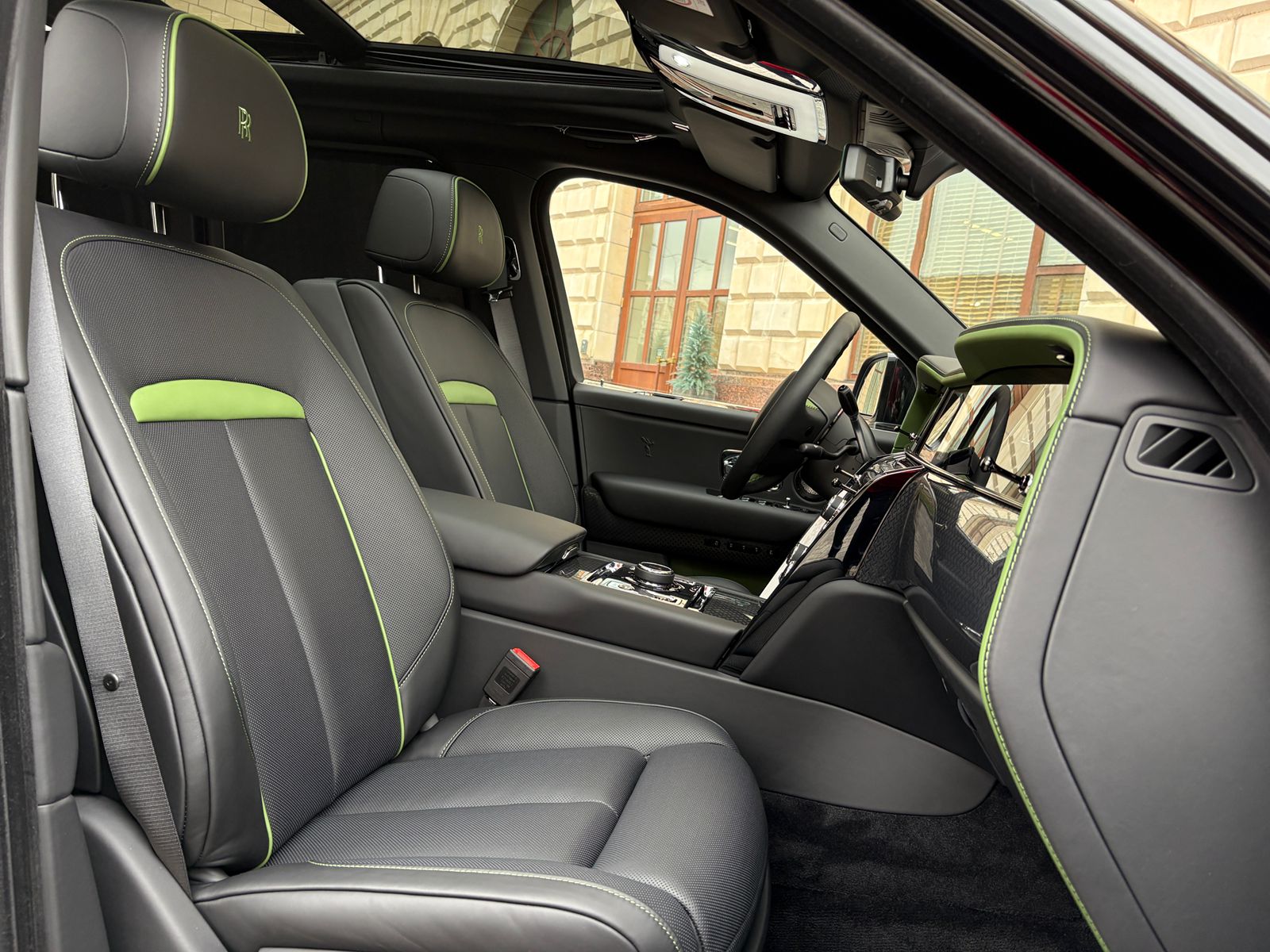 Rolls-Royce Cullinan Black Badge II  <br>Черный 