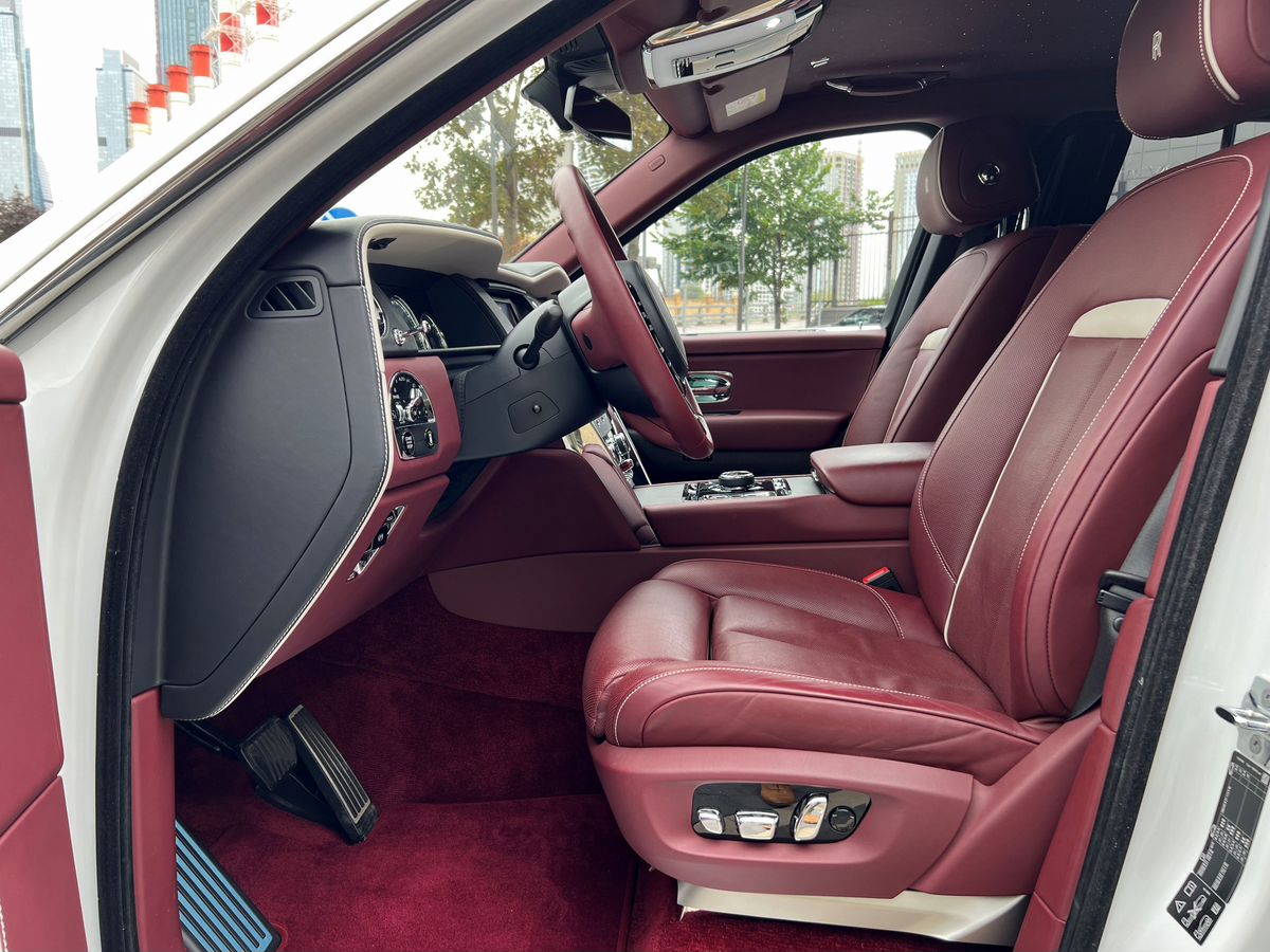 Rolls-Royce Cullinan, I 2019 год <br>Белый