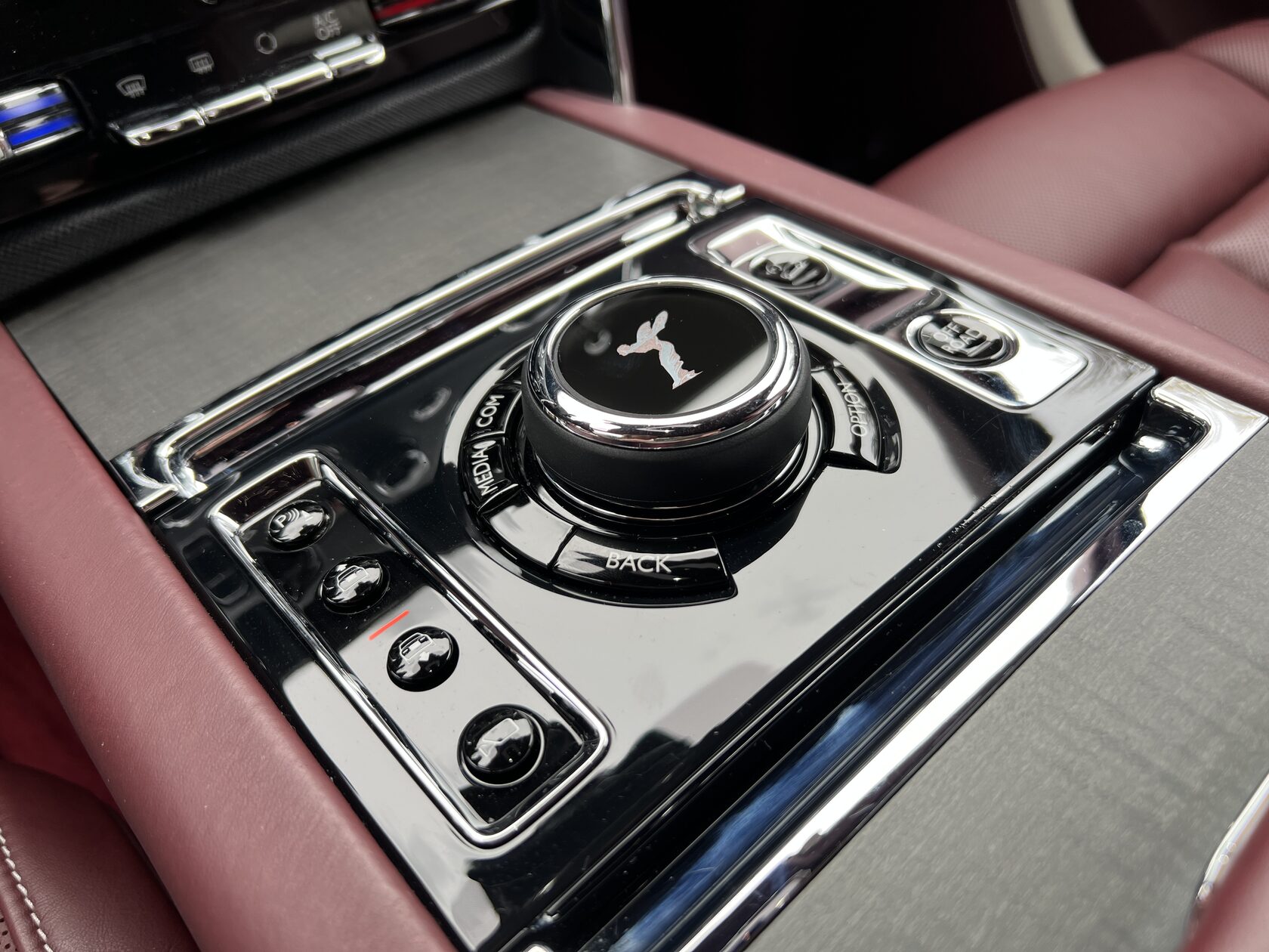 Rolls-Royce Cullinan 2019 год <br>Arctic White 