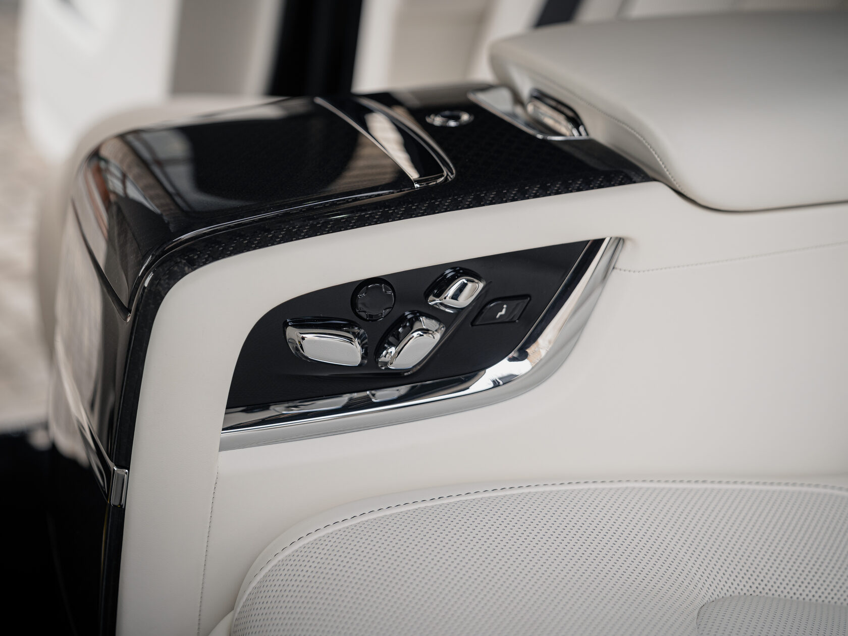 Rolls-Royce Cullinan Black Badge II  <br>Черный 