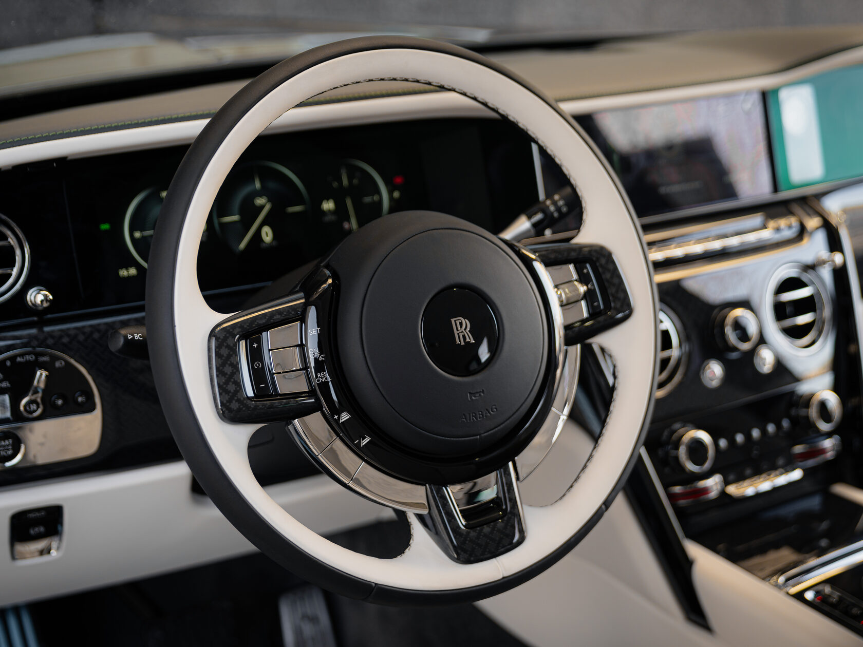 Rolls-Royce Cullinan Black Badge II  <br>Зелёный 