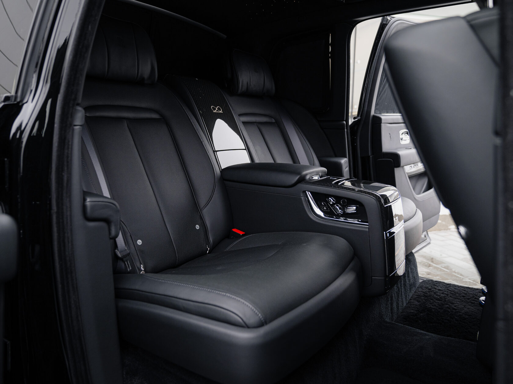 Rolls-Royce Cullinan Black Badge I 2025 год <br>Black Diamond 